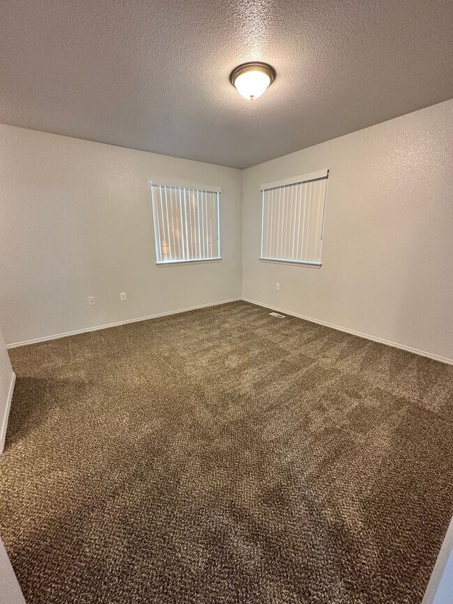 Building Photo - Remarkable Value. Unbeaten Location.