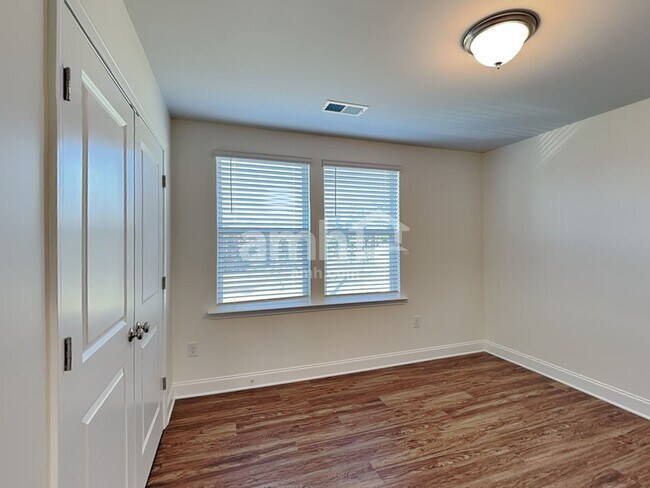 Building Photo - 106 Larragan Dr