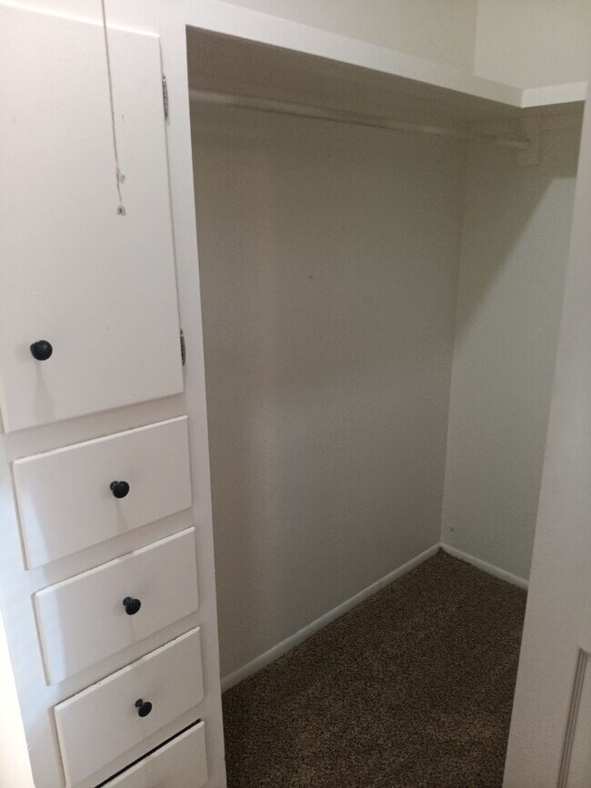 Building Photo - Charming 2-bedroom, 1-bathroom! Showings available NOW!