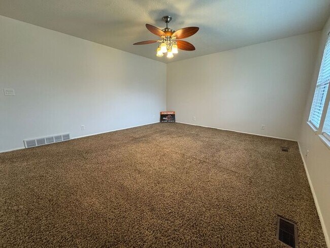 Building Photo - 3 bdrm 1 bath Home. Move in Ready!