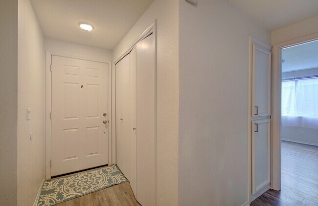 Building Photo - Cozy 2 bdrm 2 bath Condo - HALF OFF the 1s...