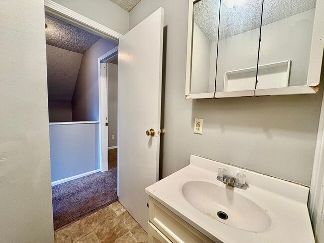 Building Photo - 919 S Logan St