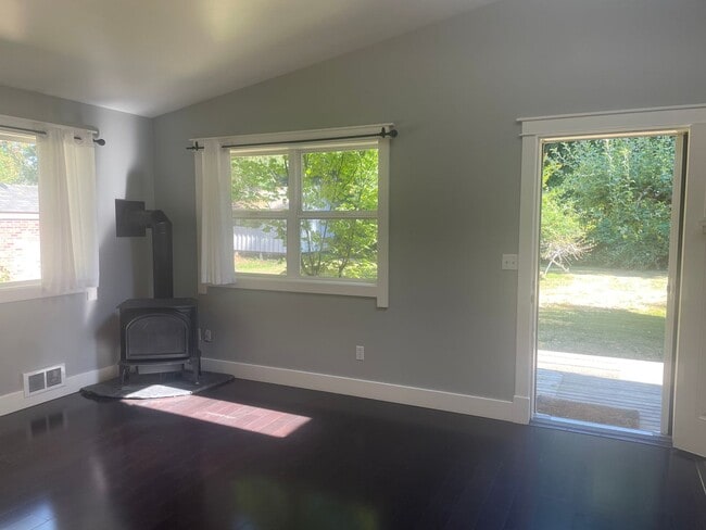 Building Photo - Charming Cottage with Private Beach Rights!
