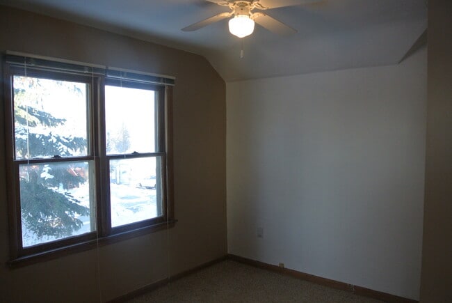 Building Photo - 4 Bedroom House!