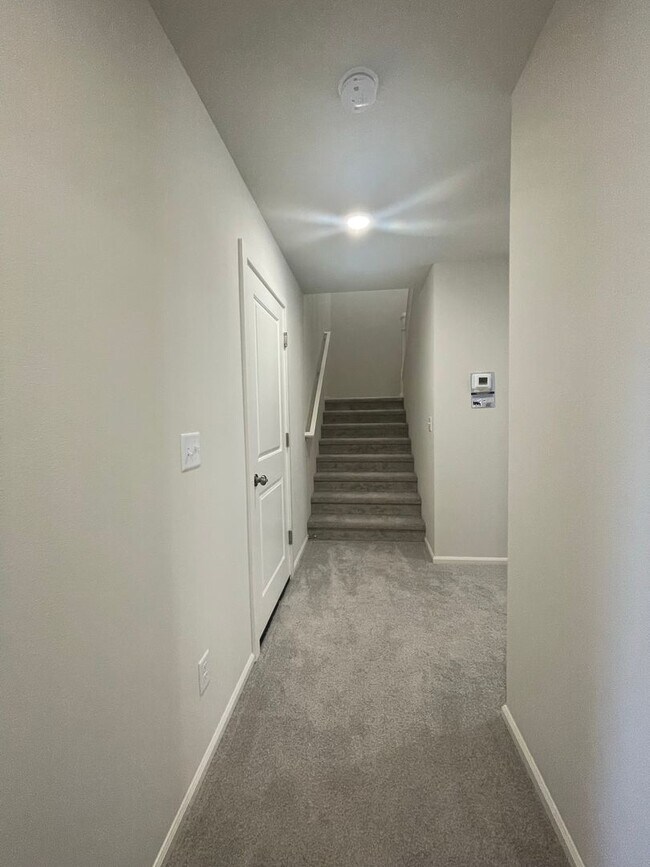 Building Photo - 4 bedrooms + BONUS ROOM And 2.5 baths Tumw...