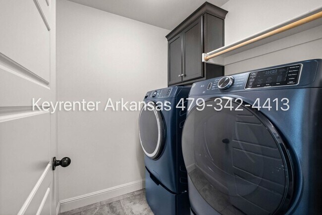 Building Photo - Bentonville living | 4bed 2bath