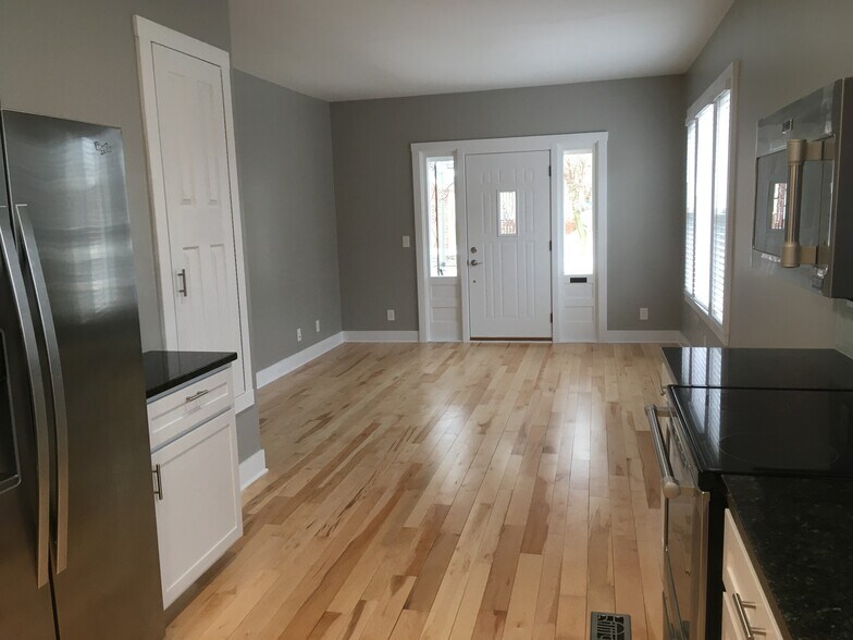 Living room - 1601 Niles Ave