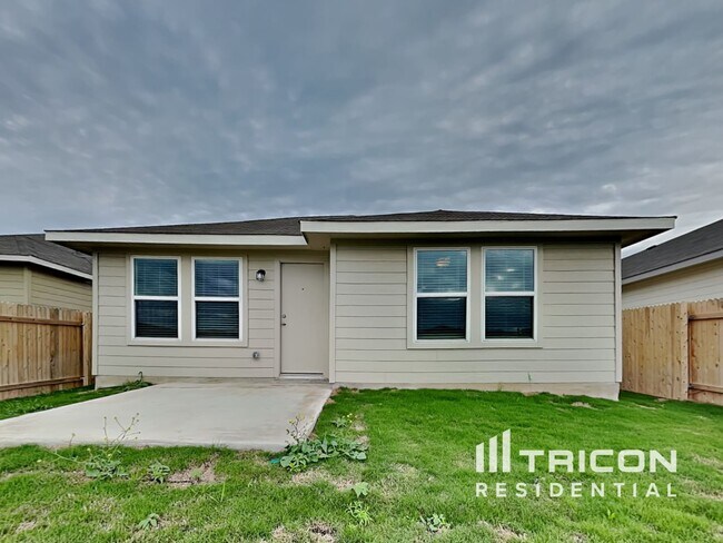 Building Photo - 5104 Saddle Clb Dr