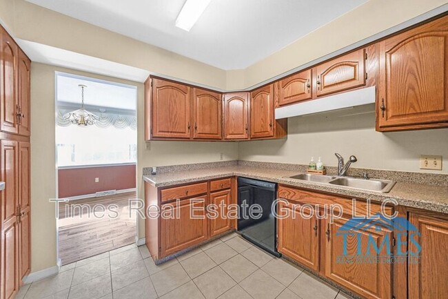 Building Photo - 220 Westridge Pl N