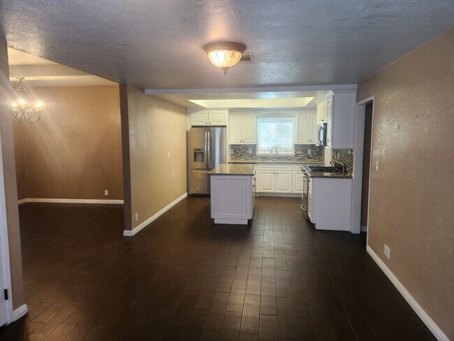 Building Photo - 3 bedrooms 2 bathrooms Downtown Riverside ...