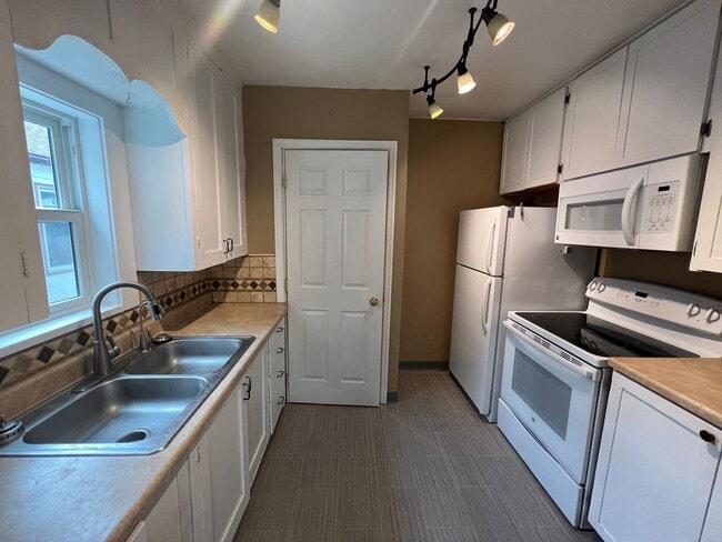 Building Photo - 4 bed 2 bath home centrally located