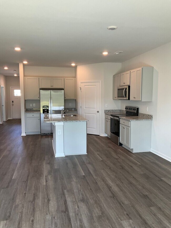 Building Photo - Welcome to this stunning townhouse in Leland, NC!