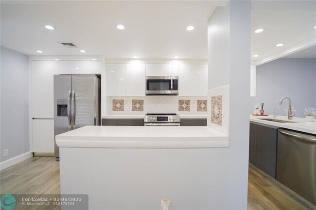 Building Photo - 7 Royal Palm Way