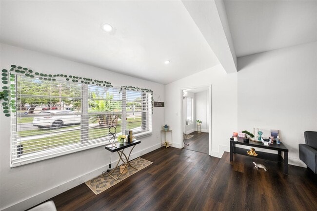 Building Photo - 600 SW 10th St