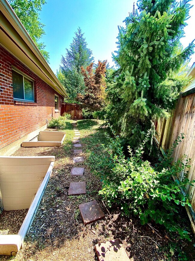 Building Photo - 4 Bedroom 2.5 bath on Central Rim minutes from downtown