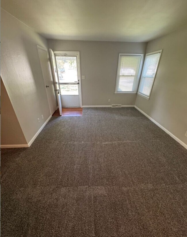 Building Photo - Coming Soon: Cozy 3-Bedroom Home with Scre...