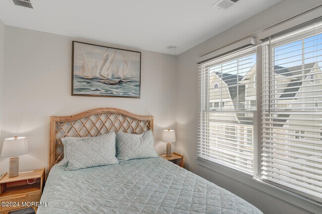 Building Photo - 19 Cummins St