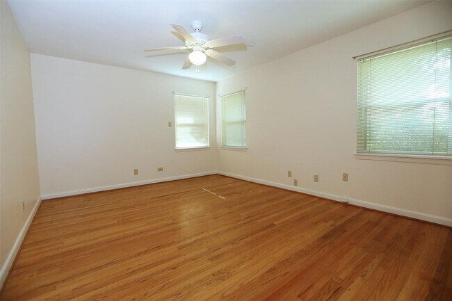 Building Photo - Wonderful mid century one story home, rece...