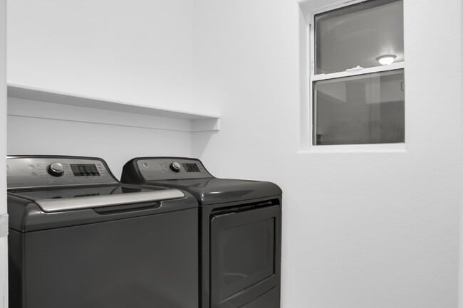 Building Photo - Beautiful Contemporary home with panoramic views! Community pool and club house use included.