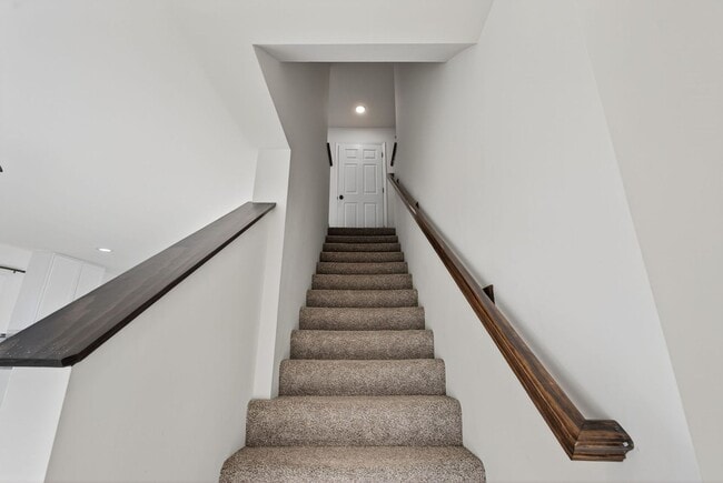 Building Photo - Modern 2-Bedroom Townhome