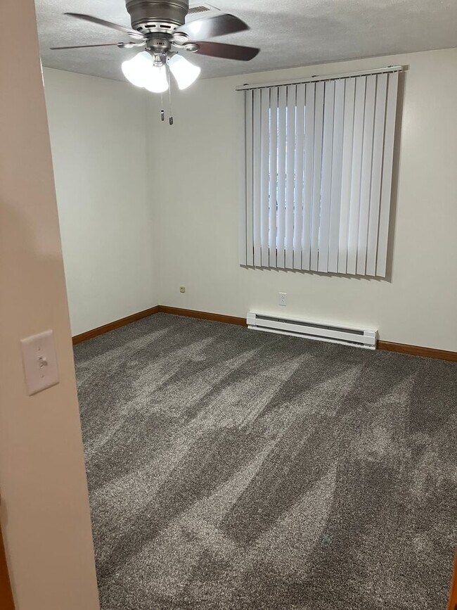 Building Photo - 1 Bedroom Unit available soon at New Breme...