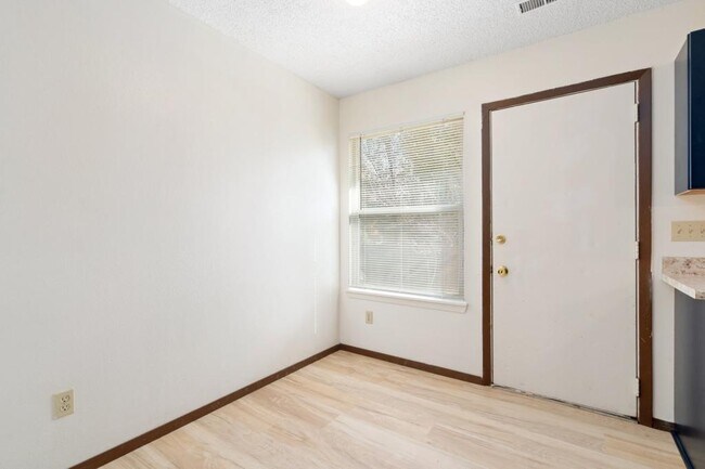 Building Photo - 902 Hersinger Pl