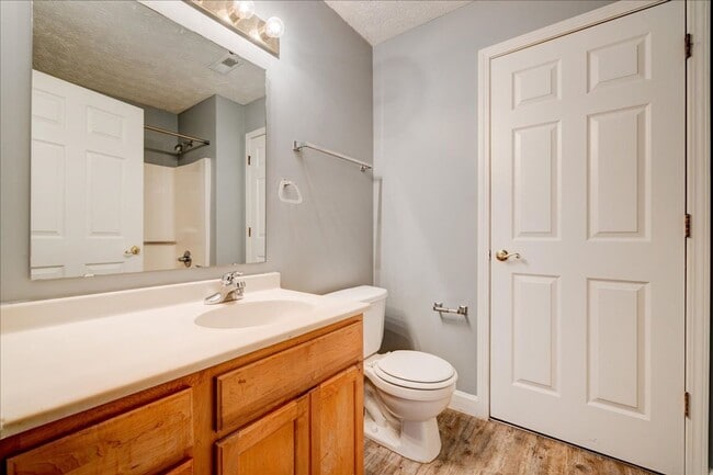 Building Photo - **MOVE IN BY 6/1**2 bedroom 2 bath $1150/m...