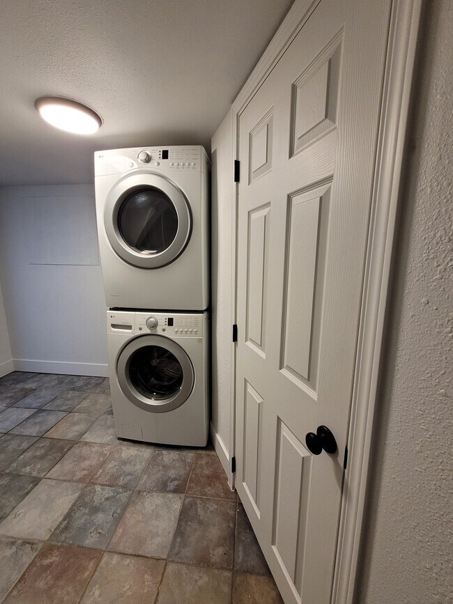 Building Photo - 1574 SE Sherrett Street