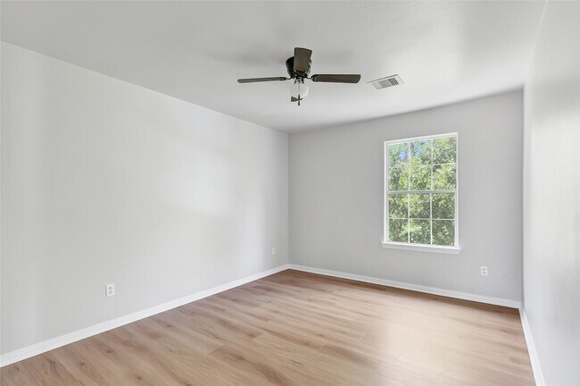 Building Photo - 10445 Wicklowe St