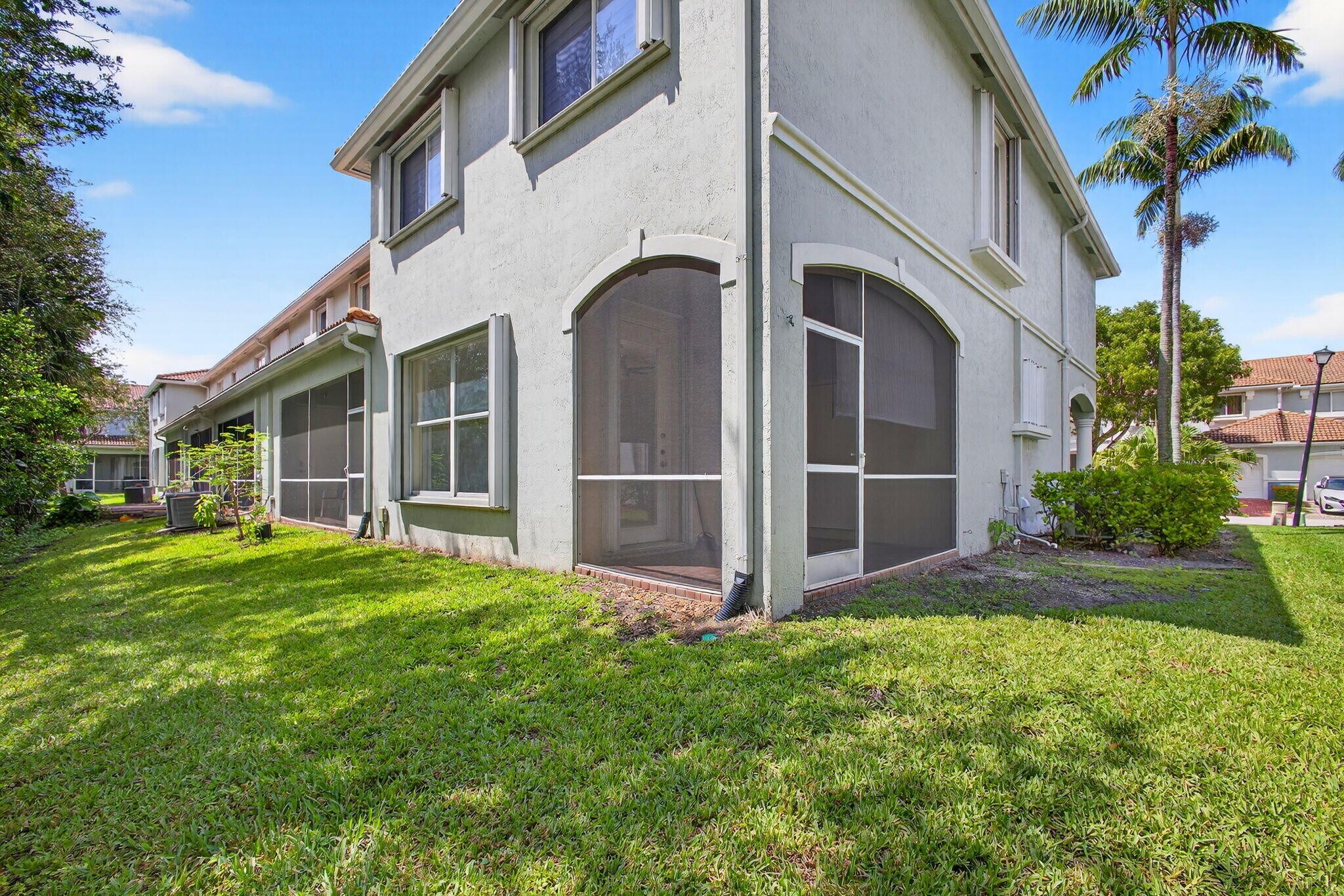 Building Photo - 2213 Oakmont Dr