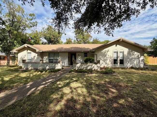 Building Photo - 3401 Oakridge Ln