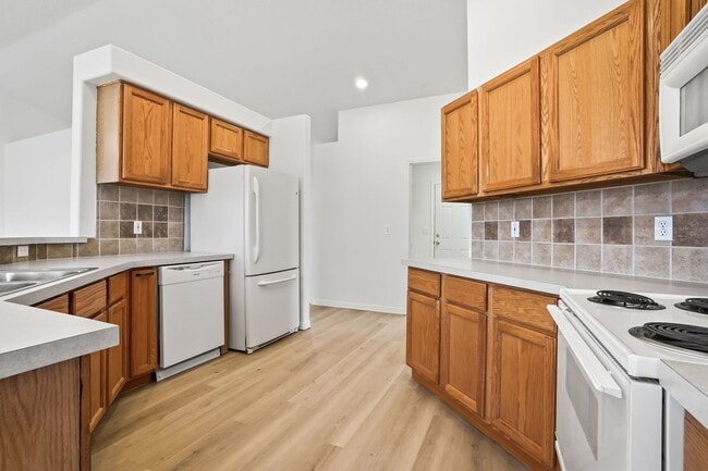 Building Photo - 3bd/2ba Home on Large Private Lot in Estab...