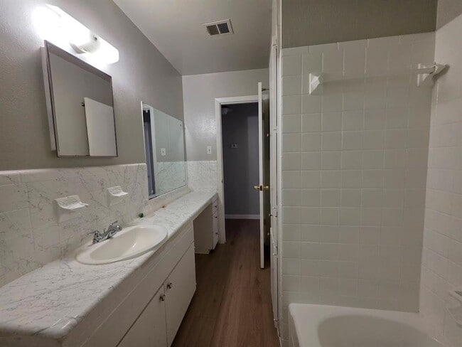 Building Photo - 701 E 45th St