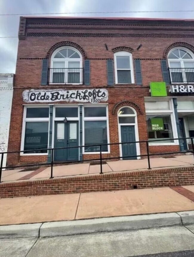 Building Photo - 25 W Oak St