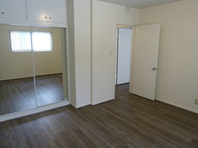 Building Photo - 457 Oak St