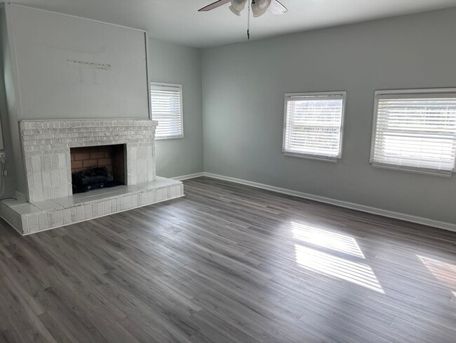Building Photo - Charming Studio Apartment Close to the Mas...