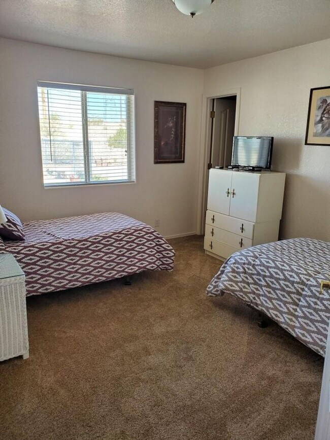 Building Photo - GREAT FURNISHED HOME WITH SIDE PARKING!