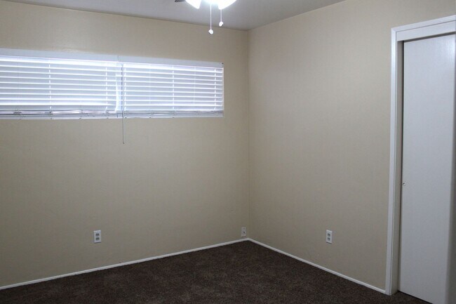 Building Photo - Cute Home in Bakersfield