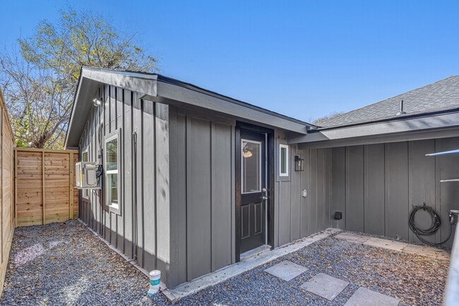 Building Photo - 430 N Hutcheson St