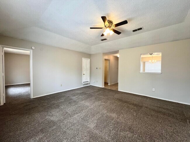 Building Photo - 5908 10th Dr