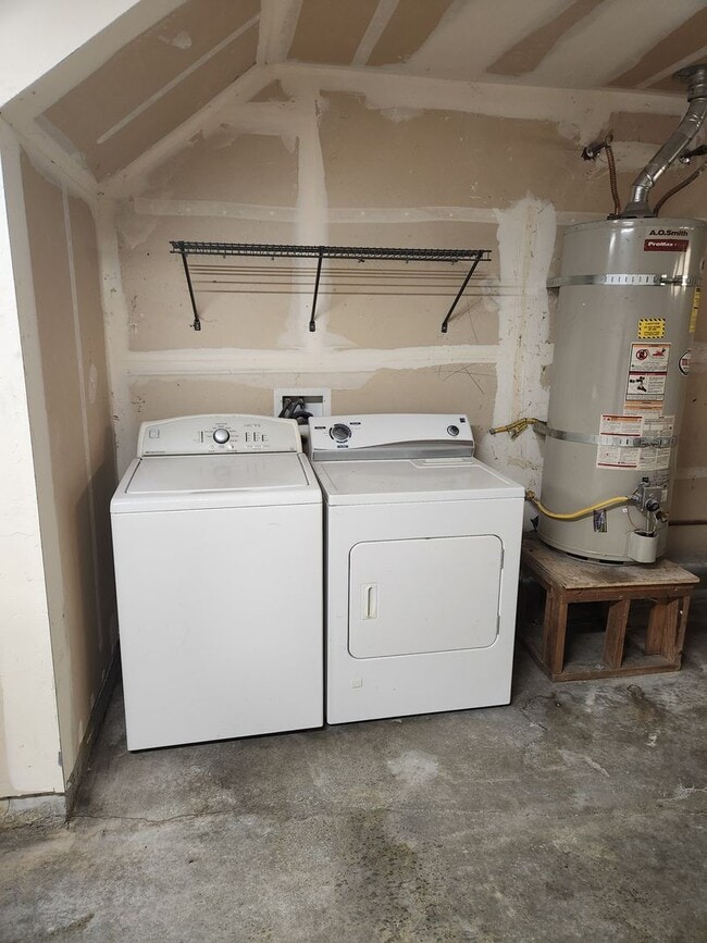 Building Photo - Bright & Sunny City Center townhouse style condo Great location, Nice 2 bedroom 2.5 bathroom