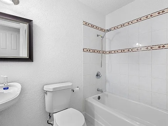 Building Photo - 204 Pebblebrook St