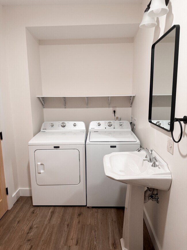 Building Photo - 1004 Main St