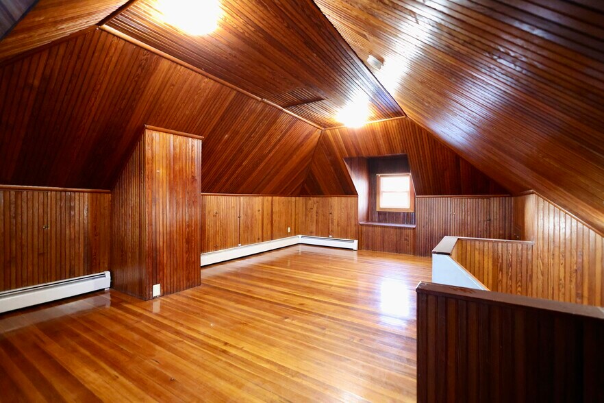 Building Photo - 31 Anthony St