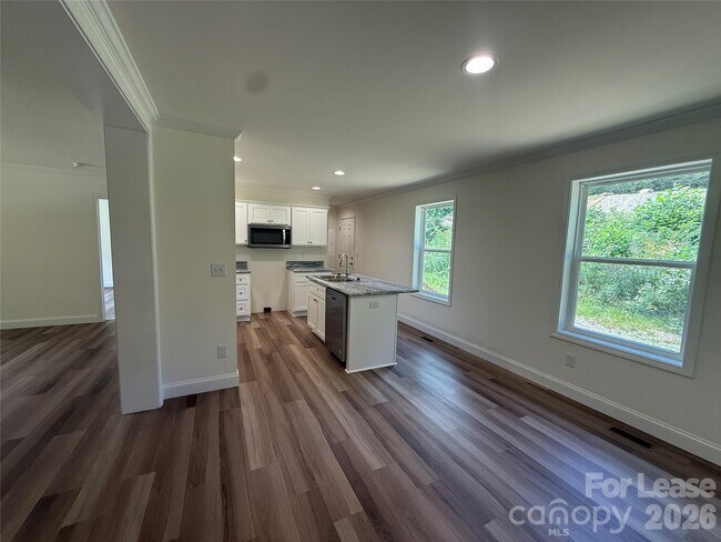 Building Photo - 204 Oscelake Way