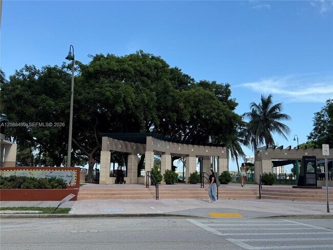 Building Photo - 1800 N Bayshore Dr