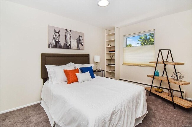 Building Photo - HIGHLY DESIRABLE West Pearl 2 Bed 1 Bath Top Floor Condo-Available August 5th!