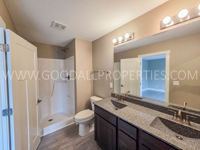 Building Photo - 4-Bedroom, 3.5-Bath Home with Walkout Finished Basement in Norwalk