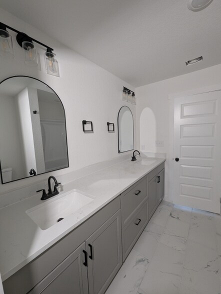 Building Photo - 2105 Vista Encino