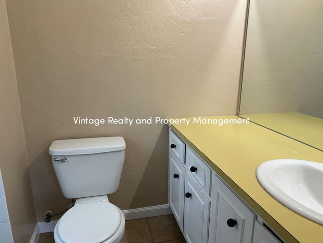 Building Photo - Back On The Rental Market Nice Cozy 3 Bedroom Half Plex Home!!!